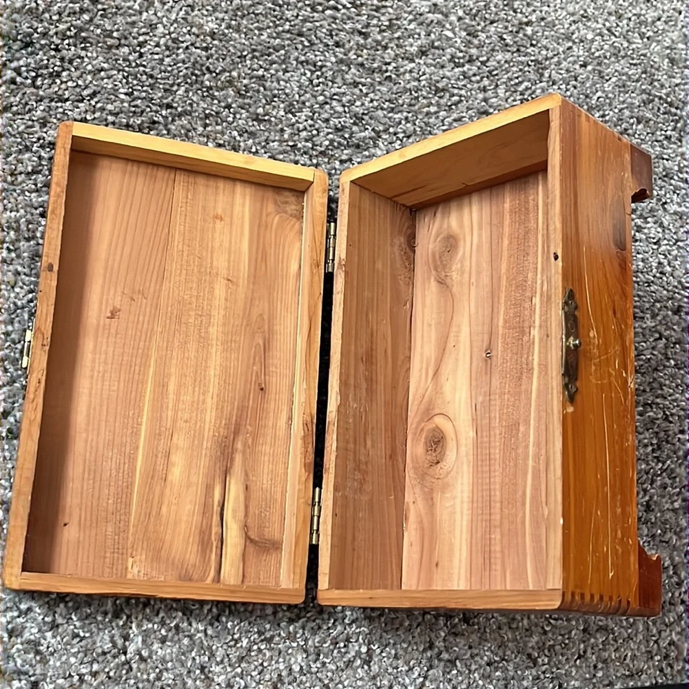🎀 Cedar jewelry box - vintage with cameo sticker
